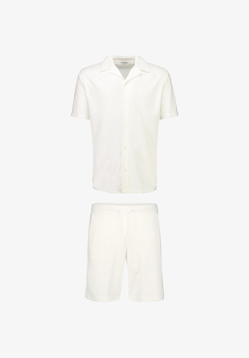 Hvid kortærmet skjorte med knapper og krave, kombineret med hvide shorts med snøre, lagt fladt på en hvid baggrund.