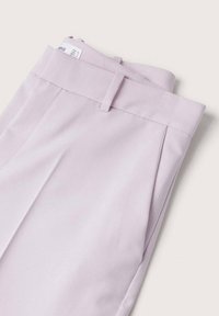 Pantaloni lilla in tessuto morbido, con vita piatta, dettaglio di una piega e tasche laterali. Ripiegati ordinatamente per l'esposizione.