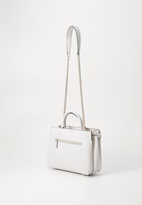 Borsa a mano in pelle bianca con un design strutturato, manico superiore e tracolla a catena regolabile. Presenta una tasca frontale con zip e accenti minimalisti.