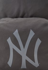 New Era MLB NEW YORK YANKEES MULTI STADIUM BAG - Mochila - grey