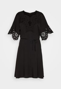 Schwarzes knielanges Kleid mit gewellten Spitzen-Ausschnitten am Ausschnitt und den Ärmeln, kurzen breiten Ärmeln und einem Taillengürtel.