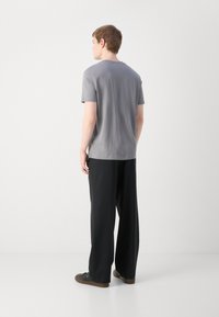 HUGO DULIVIO - Nyomott mintás póló - medium grey