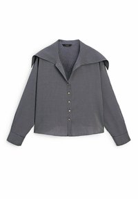 Chemise à rayures grises à manches longues avec un large col, présentant une fermeture à boutons sur le devant avec des accents dorés et une coupe décontractée.