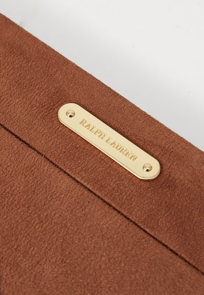 Brun semsket veske med en glatt tekstur, som har et gullplakett gravert med "RALPH LAUREN" og to kontrasterende nagler.