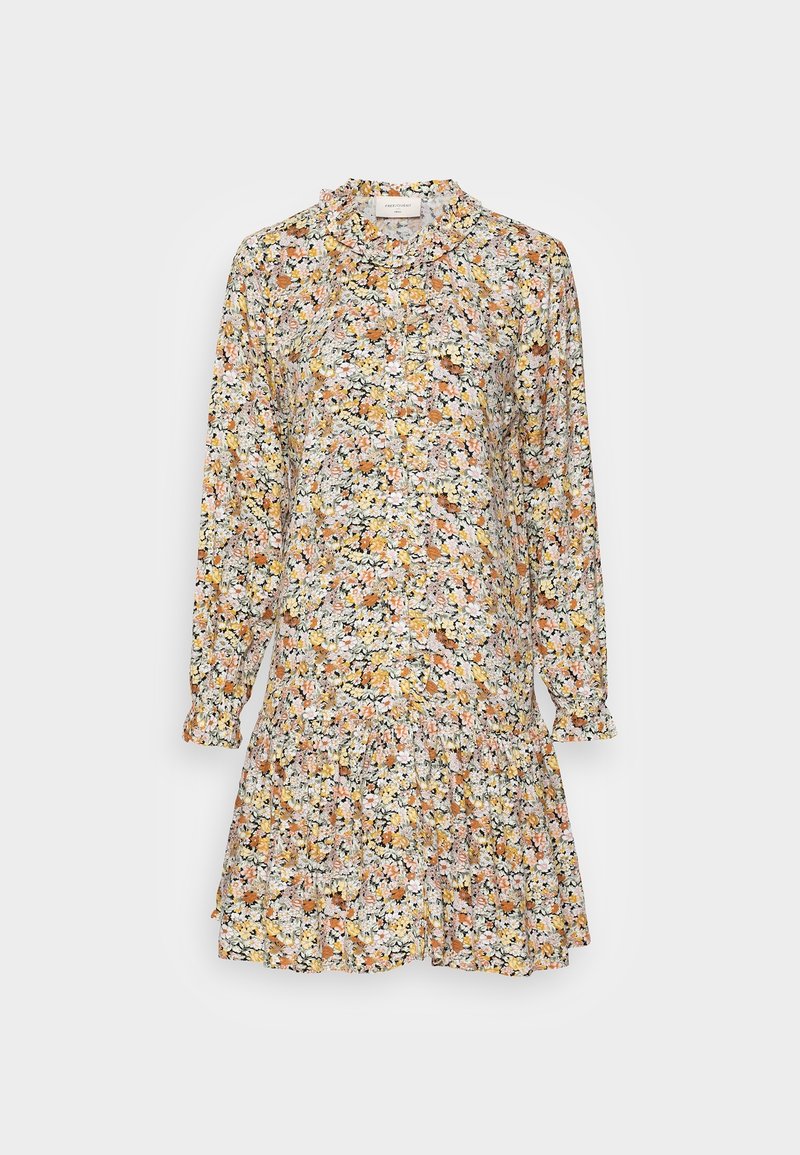 Robe à manches longues à motif fleuri, col à volants et jupe à étages dans des tons doux de jaune, orange, blanc et noir sur fond clair.