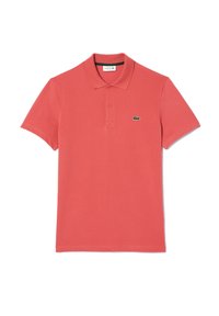 Korallfärgad pikétröja i bomull med treknäppt knappslå och en liten grön Lacoste-logotyp på vänster bröst. Korta ärmar, strukturerad tyg.