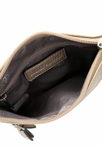 Interno di un portafoglio beige con zip, dalla texture liscia, caratterizzato da una fodera in tessuto marrone chiaro e da un modello con logo discreto. Materiale in poliestere resistente.