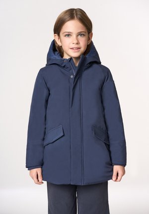 Cappotto imbottito blu scuro con cappuccio, dotato di una cerniera frontale e due grandi tasche applicate. Tessuto liscio con cuciture minimaliste.