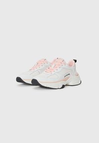 Weiße Sneakers mit pinken Akzenten, strukturiertem Mesh-Obermaterial, gepolsteter Sohle und schwarzer Außensohle. Merkmale des Logos an der Seite und der Schnürsenkel.
