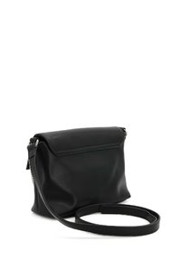 Borsa a tracolla in pelle nera con patta pieghevole, tracolla regolabile e superficie liscia. Presenta un design minimalista senza hardware visibile.
