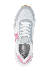 Chaussure de sport en mesh blanc avec des accents gris clair, un logo rose et une semelle en caoutchouc naturel. Comprend des lacets blancs et un col rembourré.