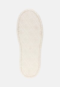 Talpa unei încălțăminte din cauciuc bej deschis, cu un model în relief în formă de diamant, având logo-uri și margini rotunjite pentru aderență și design.