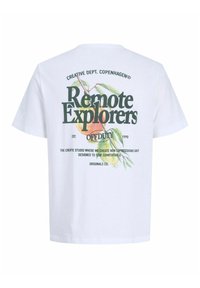 Biele tričko s farebnou ilustráciou ovocia a listov, obsahujúce veľký nápis "Remote Explorers" a menšie texty súvisiace so značkou na chrbte.