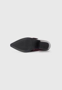 Burgunderfarbene Keilschuhe mit spitzem Zeh, strukturiertem schwarzen Gummi-Außensohle und glattem grauen Absatz. Verfügt über subtile horizontale Akzente.