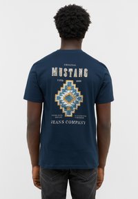 Mustang STYLE AUSTIN - Apdrukāts T-krekls - blau