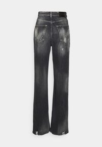 Jeans de pierna ancha en gris oscuro con acentos desgastados, cinco bolsillos y una textura ligeramente descolorida. Cuenta con una etiqueta de cuero en la cintura.
