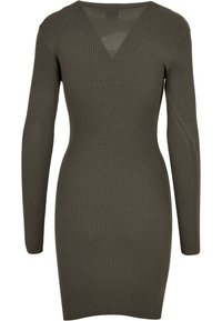 Robe à manches longues côtelée en olive, avec une silhouette ajustée, un dos en V et une texture lisse sur l'ensemble.
