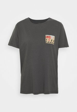 Dunkelgraues T-Shirt mit kurzen Ärmeln und einem kleinen rechteckigen mehrfarbigen Aufnäher auf der linken Brust mit Wellen- und Kreisdesigns.