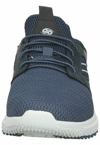 Modrá sportovní bota s mřížkovým svrškem, elastickými tkaničkami a polstrovanou podrážkou. Obsahuje lesklý černý akcent na boku a detail bílého pruhu.