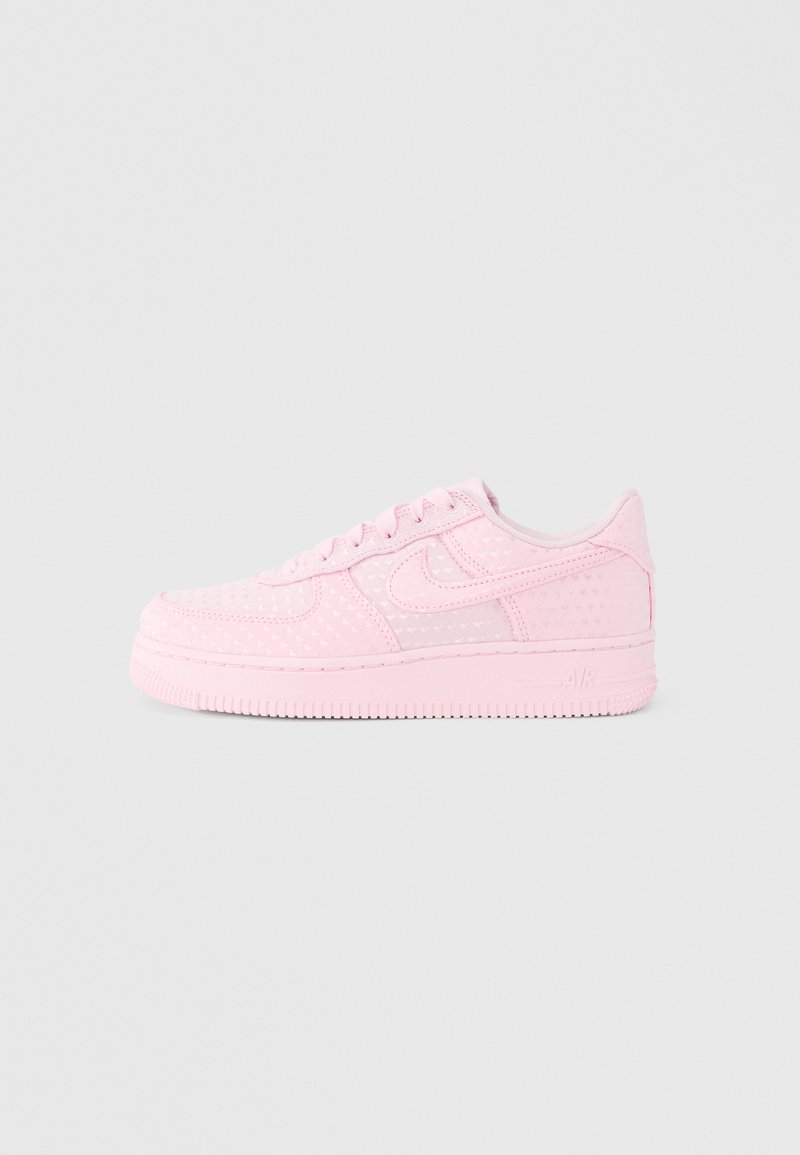 Ροζ αθλητικά παπούτσια Nike Air Force 1 με υφασμάτινο επάνω μέρος, στρογγυλεμένη μύτη, κλασικό σχέδιο κορδονιών και ενισχυμένη λαστιχένια σόλα.