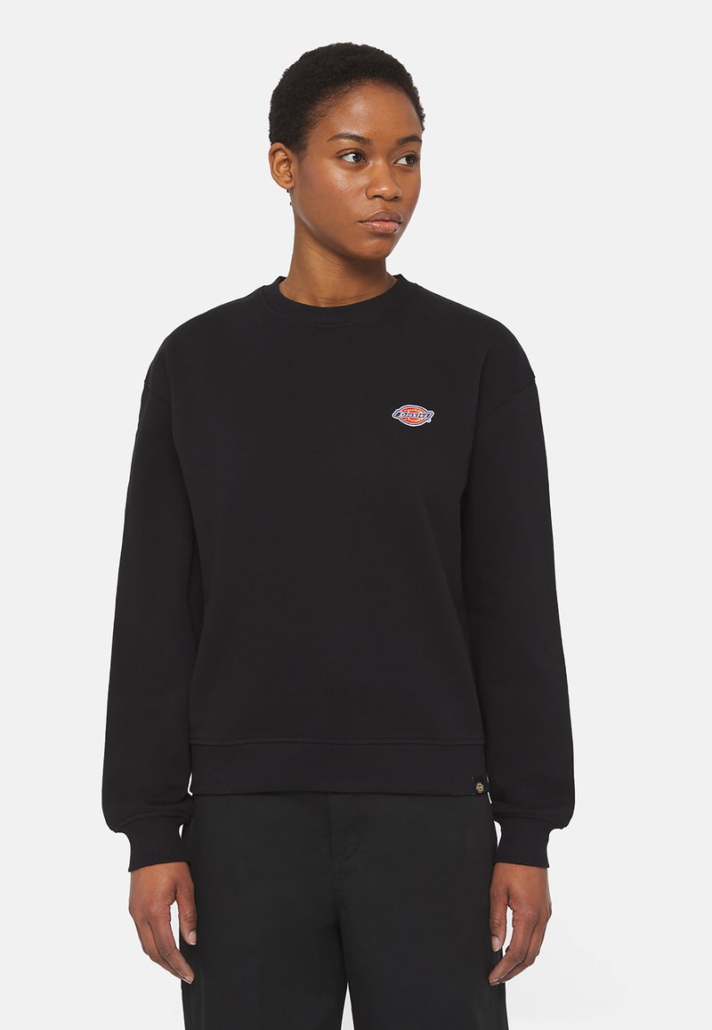 Felpa nera in cotone con colletto a coste, maniche lunghe e un piccolo logo multicolore sul petto. Presenta una vestibilità rilassata e dettagli sulle cuciture laterali.