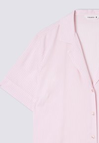 Maglietta a maniche corte rosa chiaro con righe verticali bianche, colletto e chiusura con bottoni. Realizzata in tessuto morbido con una consistenza liscia.