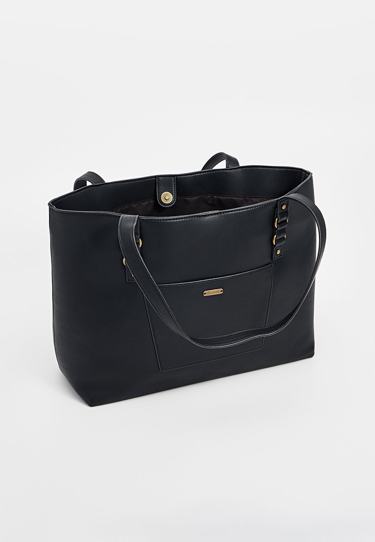 Bolso tote de cuero negro con dos asas, un bolsillo frontal y herrajes en tono dorado. Presenta una textura suave y un interior espacioso.