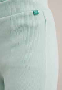 WE Fashion Auduma bikses - green