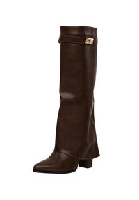 Bota de imitación cuero marrón hasta la rodilla con puntera afilada, tacón bloque apilado y detalle de correa ajustable en la parte superior. Textura suave y diseño elegante.