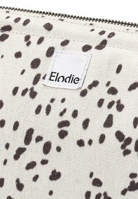 Canvas pouch med en crèmefarvet baggrund, prydet med spredte mørkebrune pletter. Lynlås-lukning og en hvid label med "Elodie" logo.