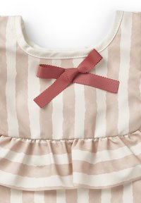 Ljusrosa klänning med vita ränder, med en volangkant och en rosa sidenrosett bak, tillverkad av mjukt, texturerat tyg.