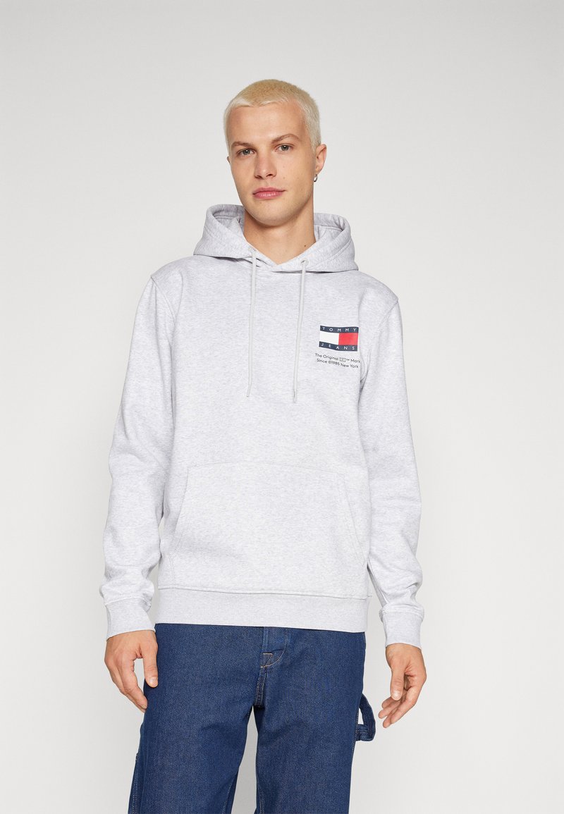 Tommy Jeans ESSENTIAL FLAG HOOD  - Sudadera - silver grey