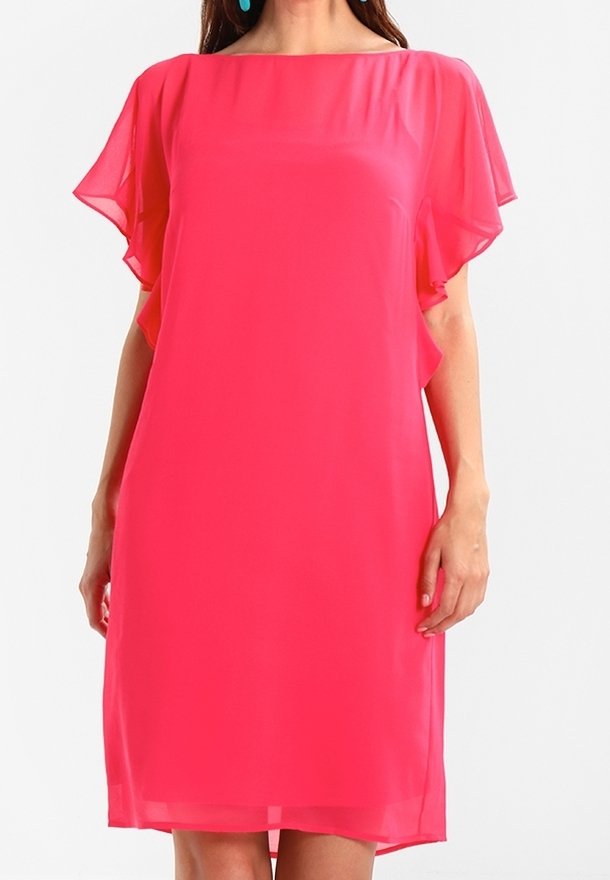 Robe en mousseline rose avec des manches courtes flottantes et une silhouette droite et ample. Texture lisse, longueur aux genoux, et un décolleté carré.