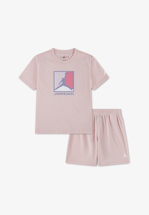 Svetloružový detský komplet značky Jordan s tričkom s krátkym rukávom a logom Jumpman, doplnený o zodpovedajúce sieťované šortky s logom Jumpman.