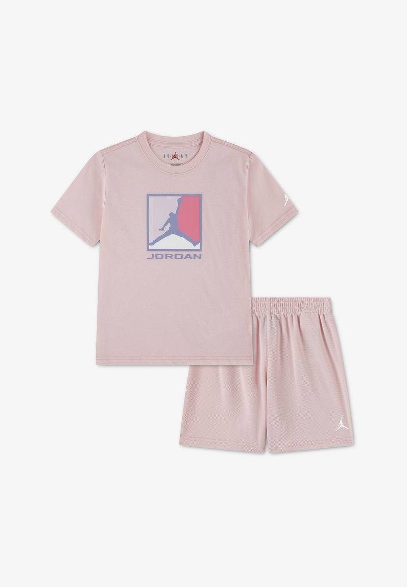 Ανοιχτό ροζ παιδικό σετ Jordan με κοντομάνικο μπλουζάκι που φέρει το λογότυπο Jumpman και αντίστοιχα δίχτυ μπλουζάκια με το λογότυπο Jumpman.