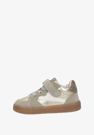 Beige en metallic gouden sneaker voor kinderen met klittenbandsluiting, veters, geperforeerde hiel en bruine rubberen zool.