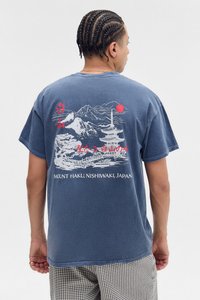 Mørkeblå bomuldst-shirt med et grafisk motiv af bjerge, en pagode og en rød sol på ryggen, med japansk tekst under designet.