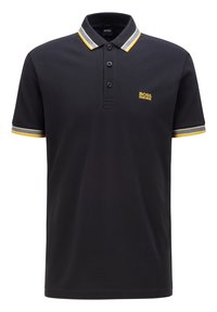 Polo noir à manches courtes avec trois boutons, col et bord de manches rayés jaune et gris, avec logo jaune Hugo Boss sur la poitrine.