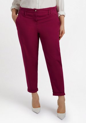 Pantaloni in cotone misto color fucsia con vestibilità comoda, dotati di tasche laterali, chiusura con bottone e orli arrotolati.