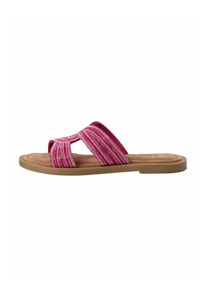 Sandalo slide intrecciato rosa con due fasce larghe, caratterizzato da una superficie texturizzata. La suola in gomma marrone offre contrasto e durabilità.