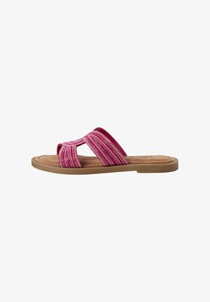 Sandalo slide intrecciato rosa con due fasce larghe, caratterizzato da una superficie texturizzata. La suola in gomma marrone offre contrasto e durabilità.