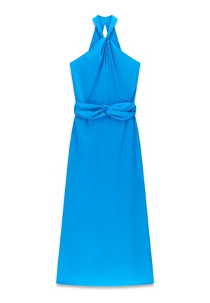 Heldere blauwe mouwloze halterjurk met een aangesloten taille en een knoopceintuur, die tot halverwege de kuit reikt.