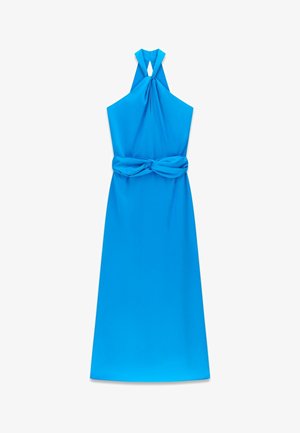 Heldere blauwe mouwloze halterjurk met een aangesloten taille en een knoopceintuur, die tot halverwege de kuit reikt.