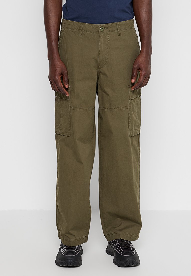Cargo-Hosen in Olivgrün, aus strapazierfähigem Baumwollmaterial. Lockere Passform mit zwei großen Seitentaschen und einem Knopfverschluss.