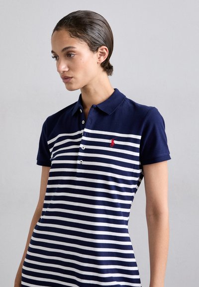 Navyja i bijela prugasta polo majica od pamuka, s klasičnim ovratnikom, placketom s tri gumba i malim crvenim logotipom na prsima.
