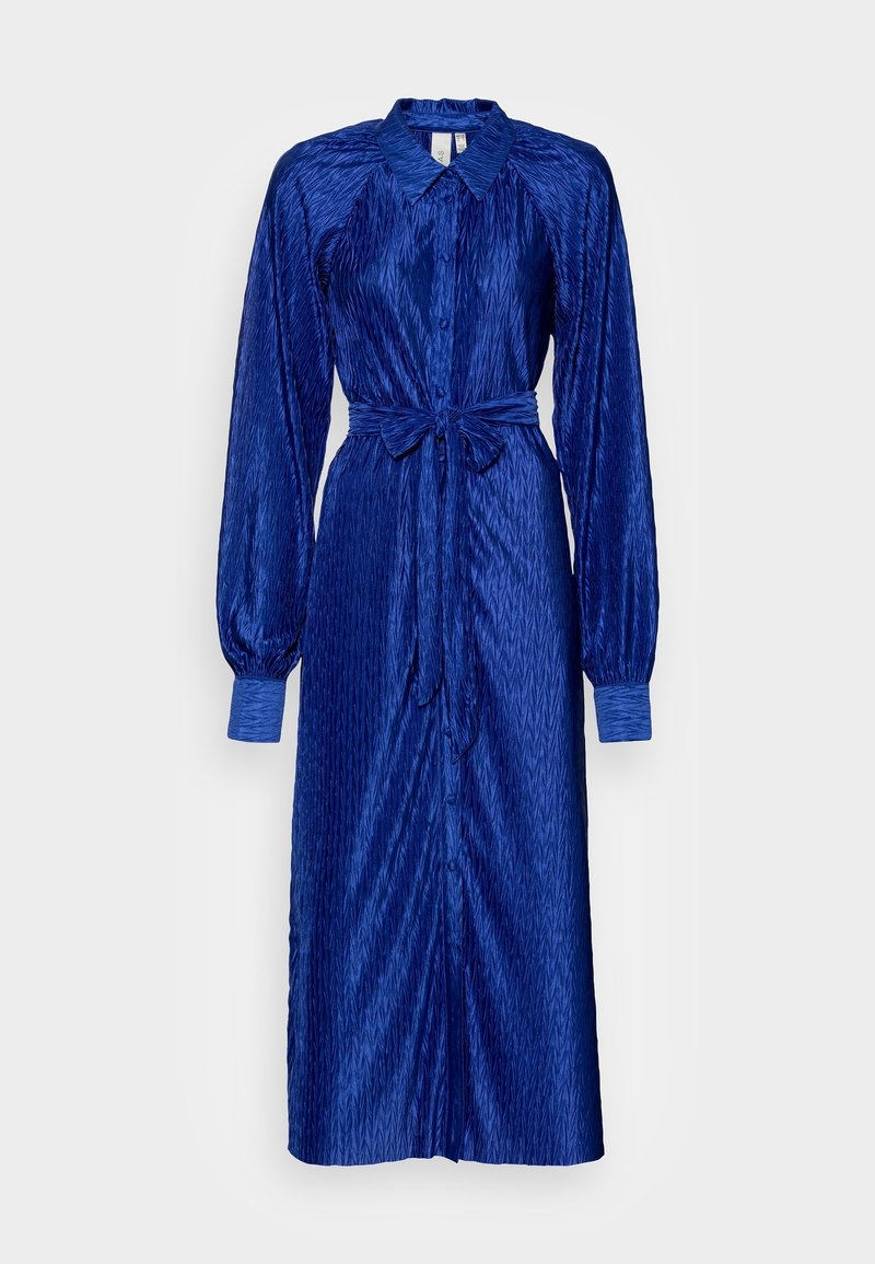 Langes blaues Kleid aus strukturiertem, glänzendem Stoff. Verfügt über einen Kragen, eine durchgehende Knopfleiste und einen gebundenen Taillengürtel. Lange Ärmel mit Manschettendetails.