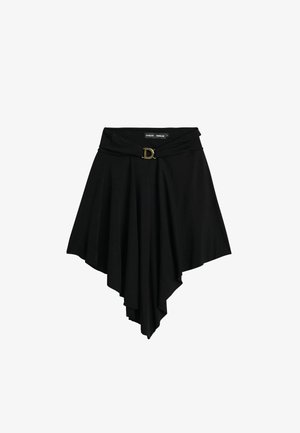 Fustă neagră asimetrică cu design drapat, având o talie strâmtă și un accesoriu de cataramă în formă de D, cu nuanță aurie. Confecționată din material moale.