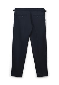Pantaloni navy con una texture liscia, design a gamba dritta e due tasche posteriori con chiusura a bottone. Vita su misura con passanti.