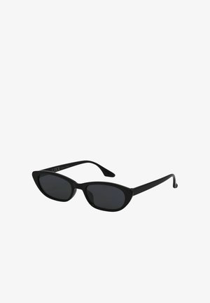 Czarne, smukłe okulary przeciwsłoneczne w stylu kociego oka z ciemnymi soczewkami i cienkimi, zakrzywionymi zausznikami, lekko skierowane na prawo na białym tle.