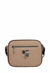 Bolso cruzado sintético beige con patrones geométricos en relieve, bolsillo frontal con cremallera y un acento metálico con diseño de llavero.